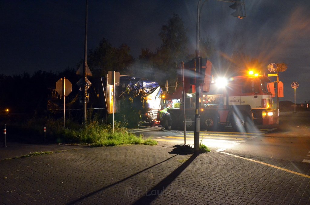 VU LKW umgestuerzt Feldkassel Industriestr Robert Boschstr P339.JPG